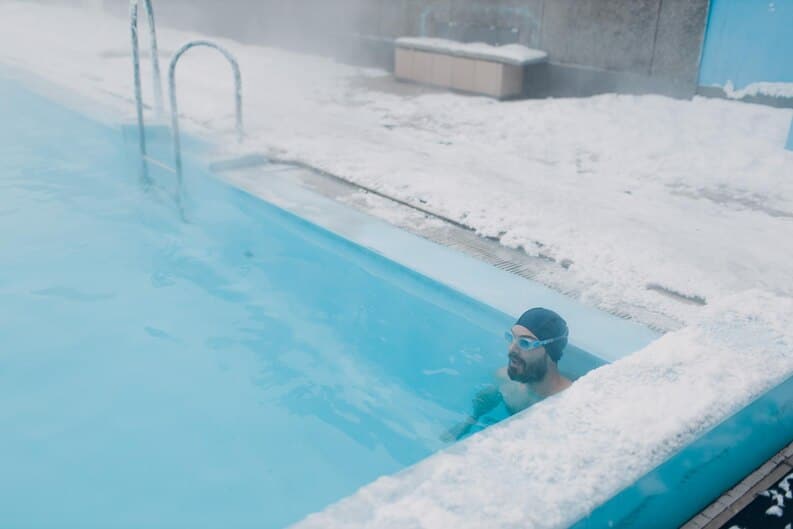 Человек в открытом бассейне зимой Доминика